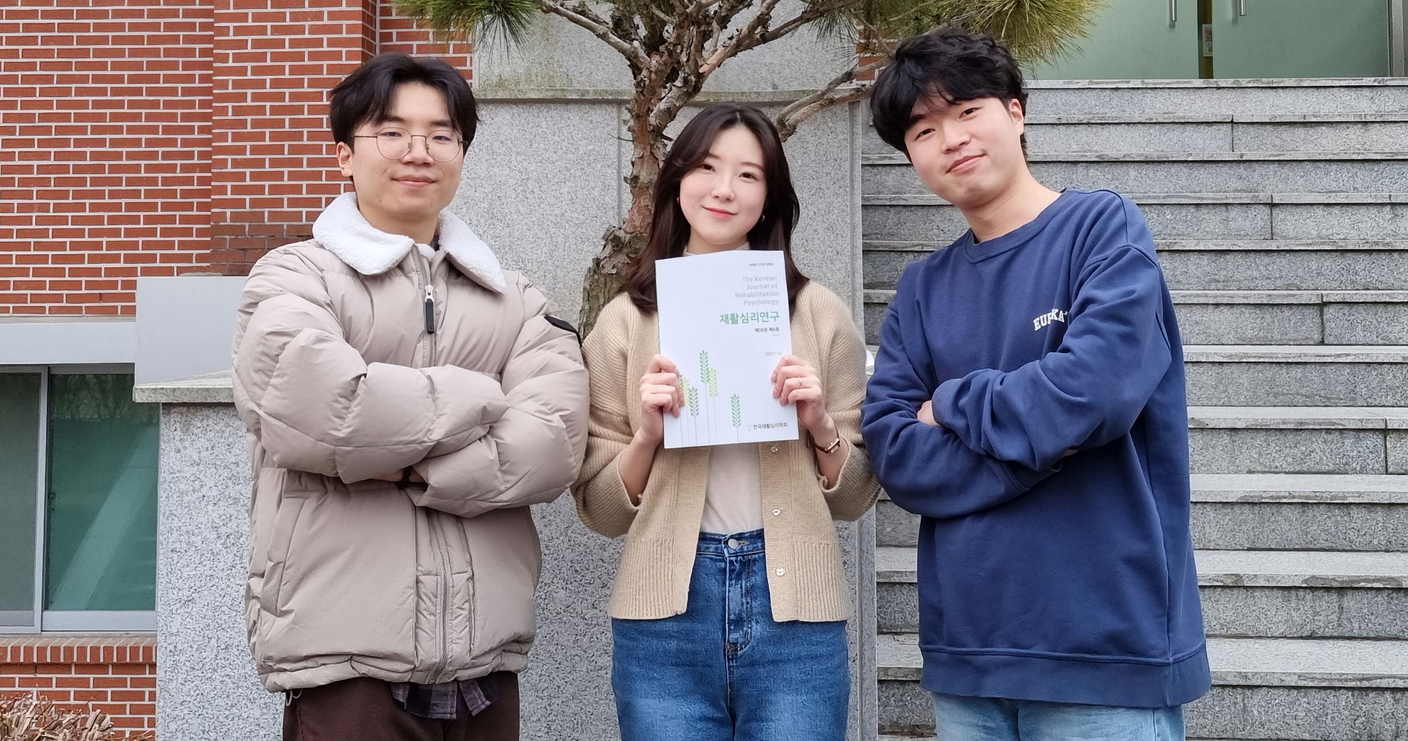 왼쪽부터 순서대로 김현준, 박지연 학생과 석사과정 이선국 씨