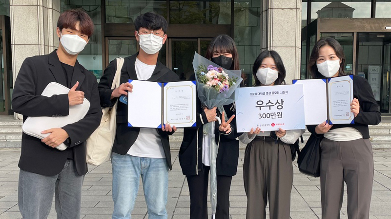 언론광고학부 학생들이 최근 한국언론학회와 롯데홈쇼핑이 공동 주관한 ‘제2회 대학생 영상공모전’에서 2팀이 우수상을 수상했다. 