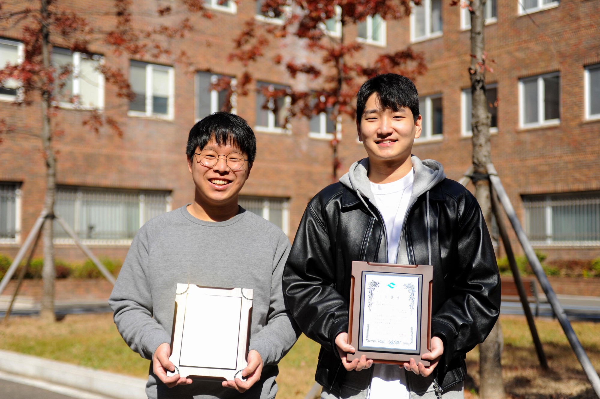 2022 경상북도건축문화제’에서 수상한 김경현(사진 오른쪽), 박희찬 학생