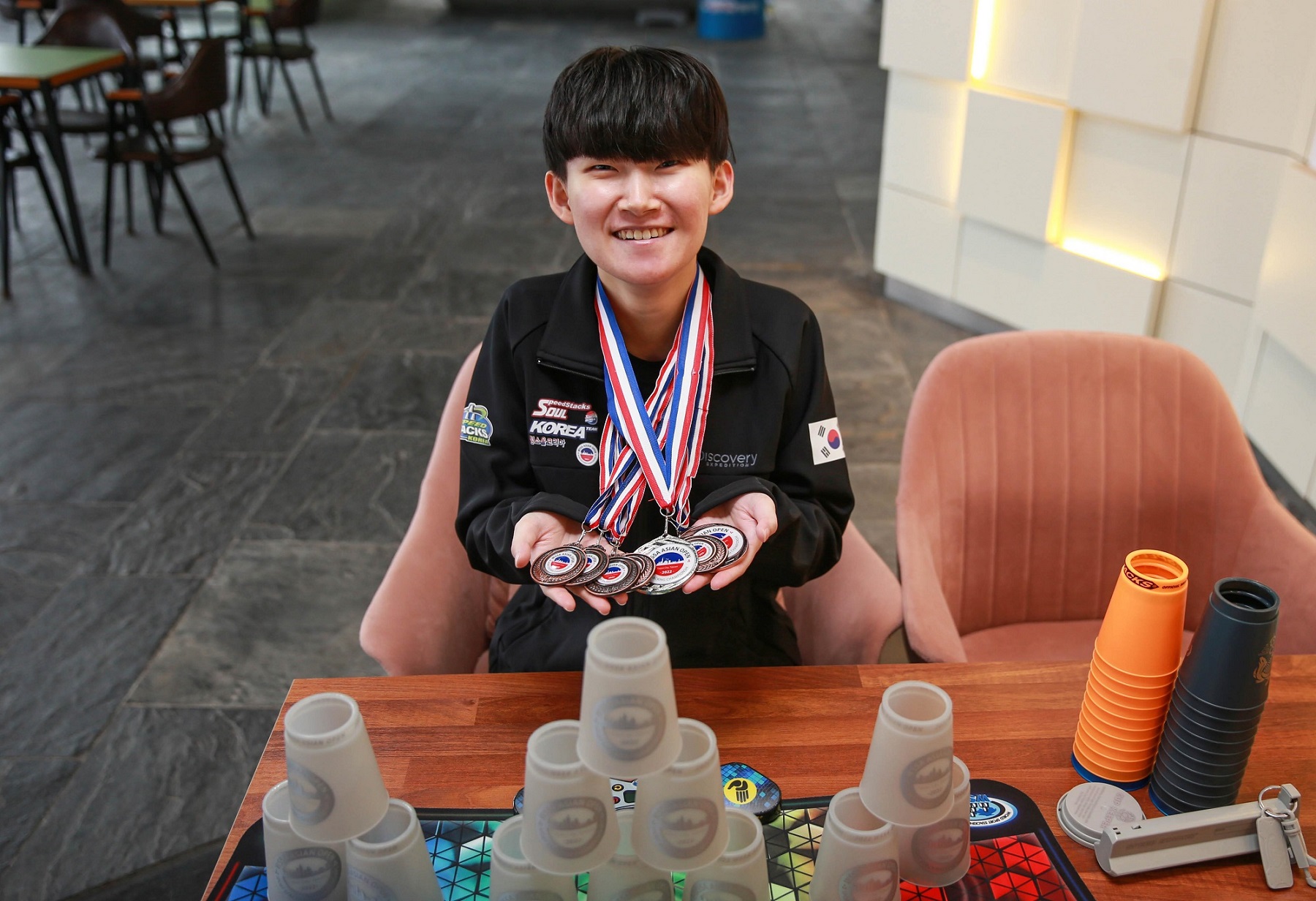 대구가톨릭대 장효원 학생이 ‘2022 WSSA 아시안 오픈 스포츠스태킹 챔피언십’에서 딴 메달들을 보여주고 있다