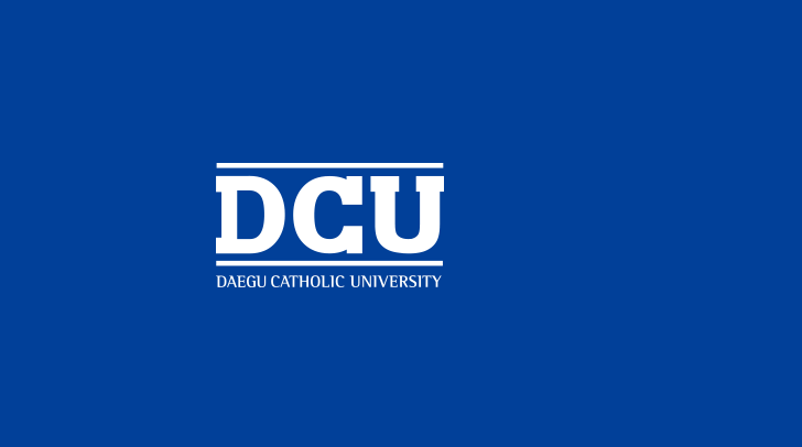 배경색이 코발트 블루인 DCU DAEGU CATHOLIC UNIVERSITY 학교 로고