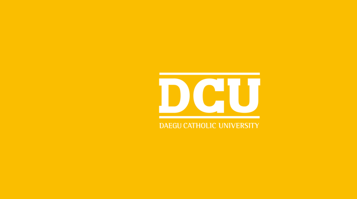 배경색이 깅코옐로인 DCU DAEGU CATHOLIC UNIVERSITY 학교 로고